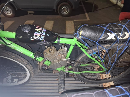POLÍCIA MILITAR INTERCEPTA ADOLESCENTE EM BICICLETA MOTORIZADA APÓS FUGA E MANOBRAS PERIGOSAS EM CACOAL