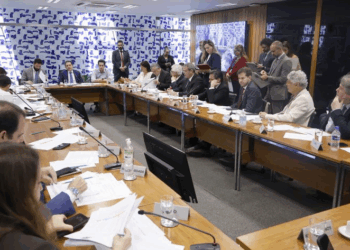 Hugo Motta anuncia votação de projetos sobre bebidas adulteradas e cobrança de bagagens