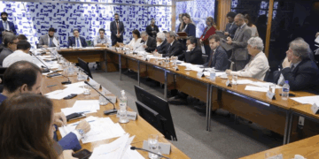 Hugo Motta anuncia votação de projetos sobre bebidas adulteradas e cobrança de bagagens