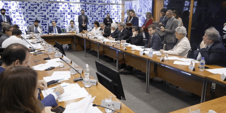 Hugo Motta anuncia votação de projetos sobre bebidas adulteradas e cobrança de bagagens