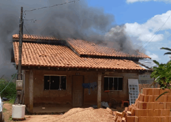 Após separação, mulher coloca fogo em cama e chamas se espalham pela casa