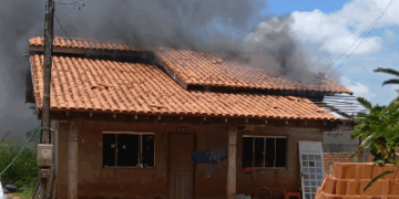 Após separação, mulher coloca fogo em cama e chamas se espalham pela casa