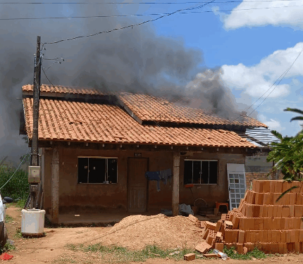 Após separação, mulher coloca fogo em cama e chamas se espalham pela casa