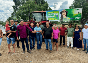 Deputada federal Cristiane Lopes  entrega trator agrícola para produtores rurais em Campo Novo de Rondônia