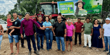 Deputada federal Cristiane Lopes  entrega trator agrícola para produtores rurais em Campo Novo de Rondônia