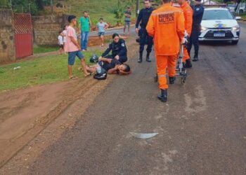 homem empina moto, foge da polícia e causa acidente com mãe e filho