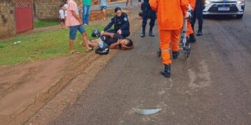 homem empina moto, foge da polícia e causa acidente com mãe e filho