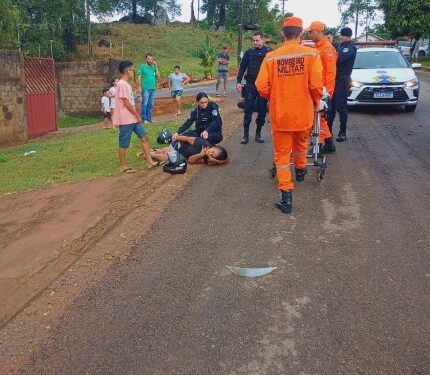 homem empina moto, foge da polícia e causa acidente com mãe e filho