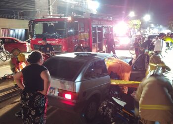 Urgente: Mulher fica presa nas ferragens após acidente de trânsito