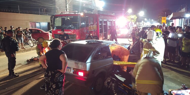 Urgente: Mulher fica presa nas ferragens após acidente de trânsito