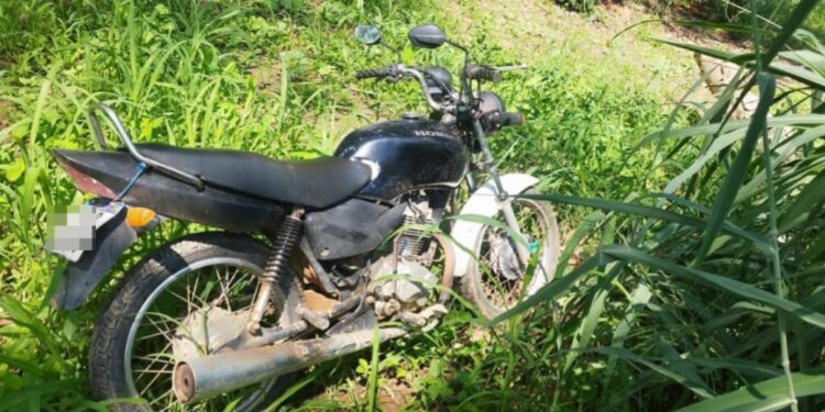 POLÍCIA MILITAR RECUPERA MOTOCICLETA FURTADA EM ÁREA DE MATA