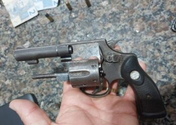 Ação rápida do 4º BPM evita possível assalto e termina com dois detidos e arma apreendida