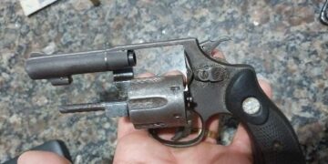 Ação rápida do 4º BPM evita possível assalto e termina com dois detidos e arma apreendida