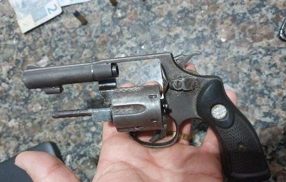 Ação rápida do 4º BPM evita possível assalto e termina com dois detidos e arma apreendida