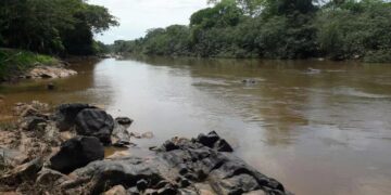 Criança de 6 anos desaparece após tomar banho no Rio Ubirajara
