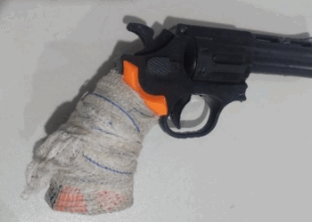 Dupla é detida após tentativa de roubo com simulacro em frente a escola na capital