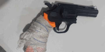 Dupla é detida após tentativa de roubo com simulacro em frente a escola na capital
