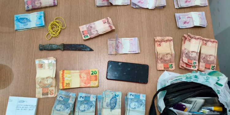 POLÍCIA MILITAR RECUPERA MOTOCICLETA E DINHEIRO ROUBADO DE MOTOTAXISTA POUCO DEPOIS DO CRIME