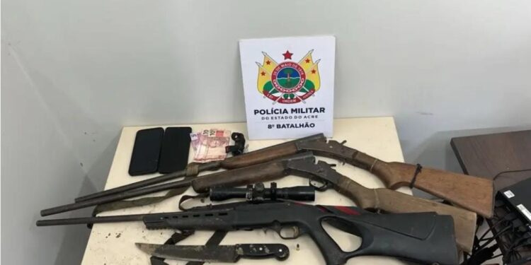 Dois homens são presos após roubo de quadriciclo e armas