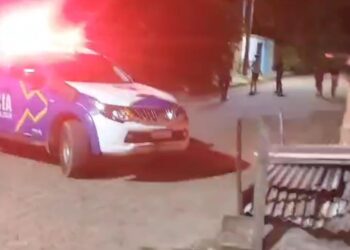 Homem é morto a tiros em frente de residência