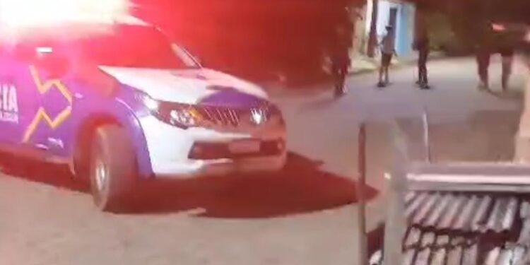 Homem é morto a tiros em frente de residência