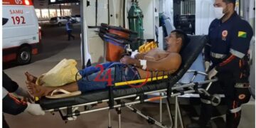 Homem é esfaqueado pelo irmão ao impedir agressão contra a mãe