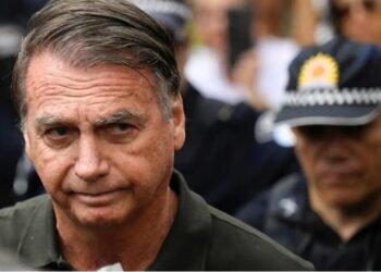 Bolsonaro tentou romper tornozeleira e tinha intenção de fuga, diz Moraes