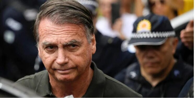 Bolsonaro tentou romper tornozeleira e tinha intenção de fuga, diz Moraes