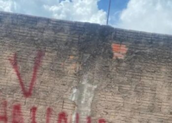 Pressionados pela polícia, pichadores de facção fogem e deixam armas e material para trás