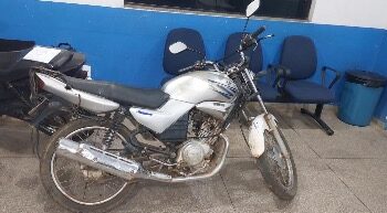 PMRO RECUPERA MOTOCICLETA FURTADA NO BAIRRO MARIA MOURA EM VILHENA