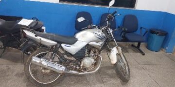 PMRO RECUPERA MOTOCICLETA FURTADA NO BAIRRO MARIA MOURA EM VILHENA