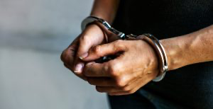 HOMEM É PRESO APÓS MADRUGADA DE IMPORTUNAÇÕES E CONFISSÃO DE FURTO