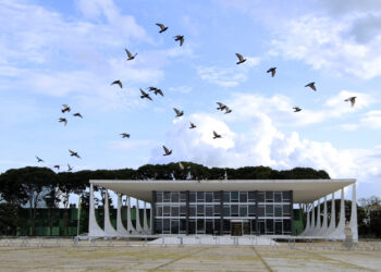 1ª Turma tem unanimidade para receber denúncia contra Eduardo Bolsonaro por coação no curso do processo