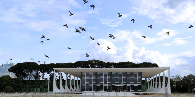 1ª Turma tem unanimidade para receber denúncia contra Eduardo Bolsonaro por coação no curso do processo