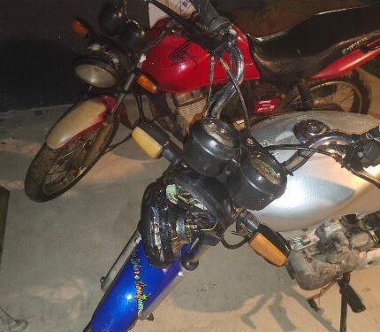 POLÍCIA MILITAR RECUPERA DUAS MOTOCICLETAS FURTADAS ESCONDIDAS EM ÁREA DE MATA EM CACOAL