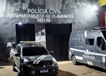 Ousadia: Homem ameaça repórter polícial e apresentador de programa de morte em frente da central de polícia