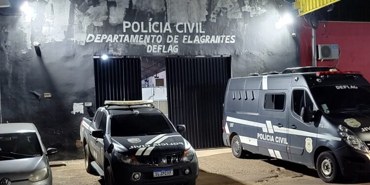 Ousadia: Homem ameaça repórter polícial e apresentador de programa de morte em frente da central de polícia