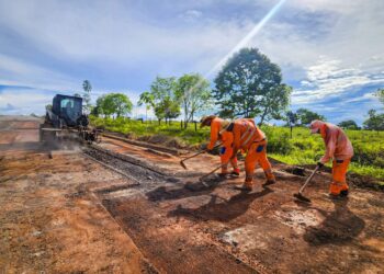 Manutenção asfáltica é executada em 9 quilômetros da RO-479, em direção ao distrito Estrela de Rondônia