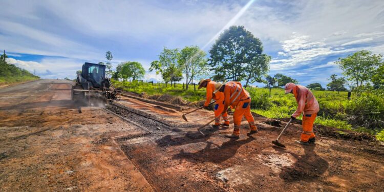 Manutenção asfáltica é executada em 9 quilômetros da RO-479, em direção ao distrito Estrela de Rondônia