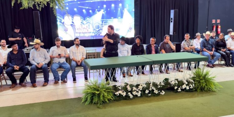 Alex Redano prestigia posse da nova diretoria da APA e destaca lançamento da Expoari 2026