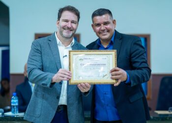 Alex Redano recebe Título de Cidadão Guajaramirense em sessão solene da Câmara Municipal