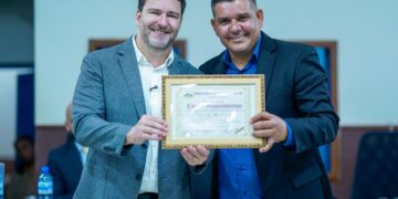 Alex Redano recebe Título de Cidadão Guajaramirense em sessão solene da Câmara Municipal