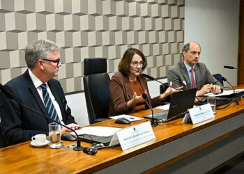 Debatedores questionam na CE projeto que proíbe alterar textos da Bíblia