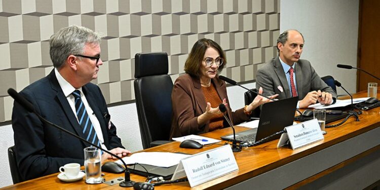 Debatedores questionam na CE projeto que proíbe alterar textos da Bíblia