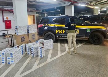 PRF apreende 6 mil maços de cigarros contrabandeados após perseguição na BR-317, no Acre