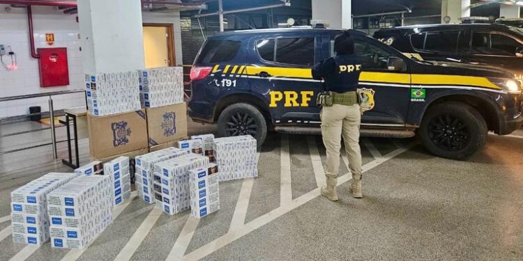 PRF apreende 6 mil maços de cigarros contrabandeados após perseguição na BR-317, no Acre