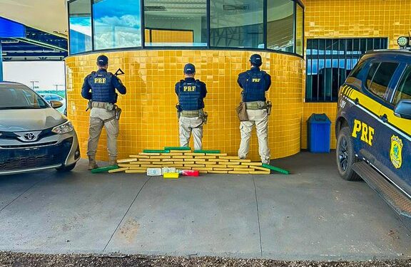 PRF apreende drogas e recupera veículo furtado