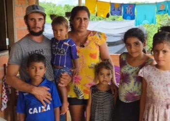 ABSURDO: Família com cinco crianças está há mais de dois anos à luz de velas aguardando ligação de energia em São Felipe do Oeste