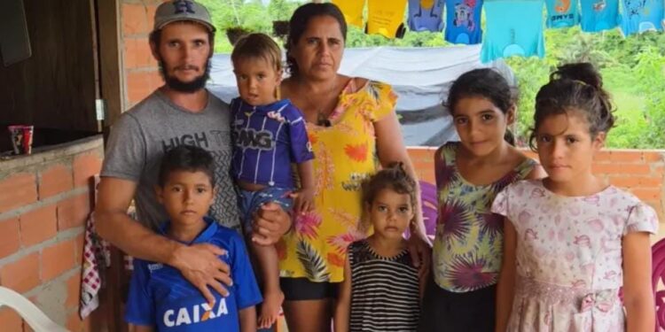 ABSURDO: Família com cinco crianças está há mais de dois anos à luz de velas aguardando ligação de energia em São Felipe do Oeste