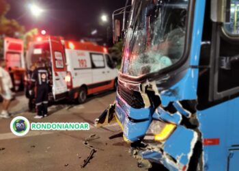 Após grave acidente de trânsito motorista e passageiros abandona veículo